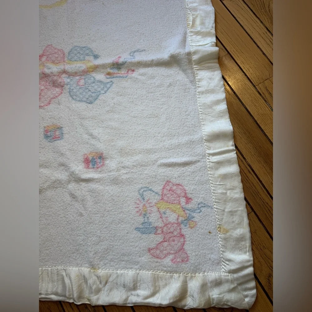 1960s Vintage Baby Blanket with Pastel Design